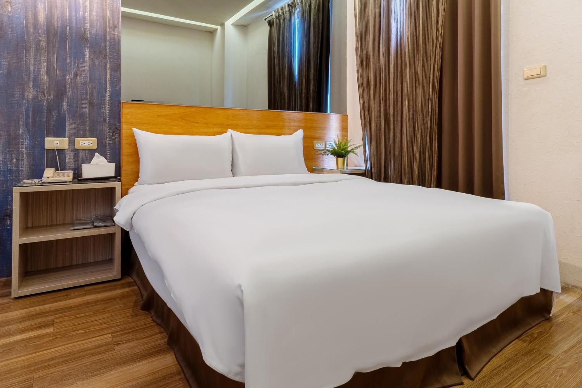 Check Inn Express Taichung Fuxing Hall 2 Buitenkant foto